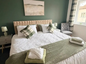 Meriden Apartment Retreat - Sleeps 7 - Near Nec