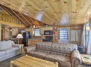 Charming Lost Lake Cabin: Fish, Boat & Hunt!