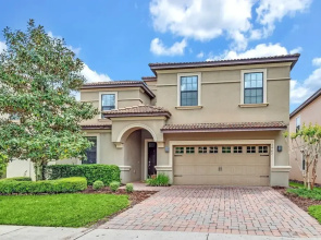 Warm and Inviting Family Villa! Themed Rooms, Movie Room and Upstairs Entertainment Loft