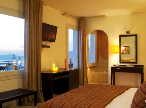 Adamant Suites