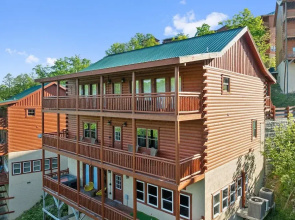 Smoky Ridge Mountain View Bliss 6 Bedroom Home by Overmoon