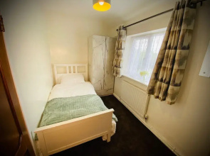 Modern-petfriendly-privategarden-family-20mintoldn