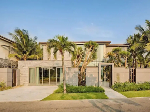 Oceanfront Elegance: 7-br Villa in Luxury Resort