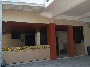 Sunflower Hotel Syariah Near Juanda
