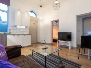 Unique 1 Bedroom Apartment by Pillo Rooms