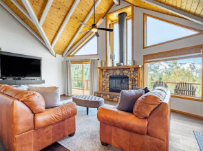Endless View Lodge by Avantstay Incredible Views Close To Bear Mountain Ski Resort w Hot Tub
