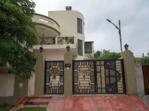 OYO 16825 Home Cozy Green View Stay Goverdhan Villas