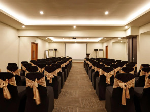 Отель Sevn Legian