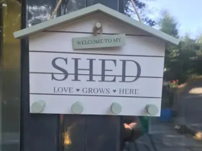 The Shed . A cosy, peaceful, 96% recycled, chalet.