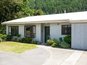 5 Min Stroll into Town Centre - No Hills