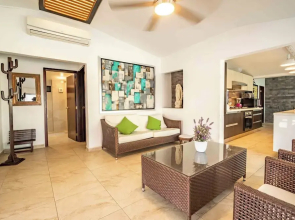 Spacious House Pool & Jacuzzi