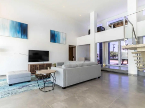 Grand Modern Villa 6-bedroom! Brand New! Heated Jacuzzi!
