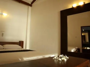 Hikka Beach Flat