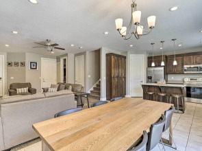 Luxury Downtown Moab Townhome w/ Pool Access!