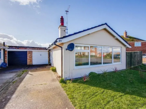 Bungalow 2 min Walk to Beach and sea Sleeps 6