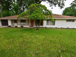 Mid Century Modern With Modern Touches 10 min Walk to Notre Dame 1831