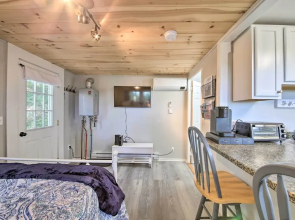 Lush Edgecomb Studio Cottage w/ Fire Table!