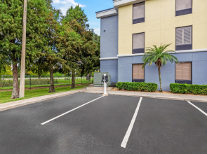 Days Inn & Suites by Wyndham Lakeland