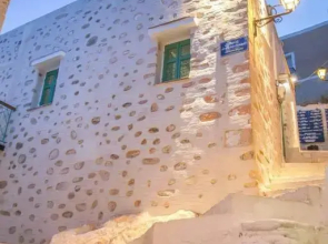 Azura, traditional residence in Ano Syros
