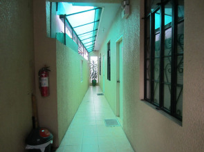 Lyn's Do Drop Inn Transient House