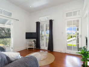 Family Home in Balmoral - Family Stays