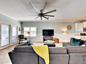 Blue Breeze, 4 Bedrooms, 3 Bathrooms, Sleeps 10, walk to Beach