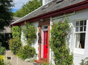 Gorgeous Comrie Cottage, hot tub & Mountain Views