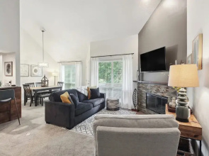 Overland Park Condo, Close to Lakes & Parks!