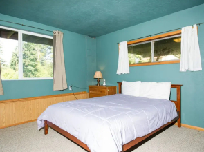 Bay View Retreat for 21 Guests 5 Br home by RedAwning