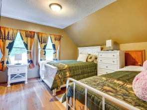 Cabin w/ Deck ~ 3 Mi to Apple Valley Lake!
