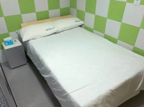 Hard Candy Apartment No.16