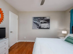 5 min to OLD Town Walk to Grocery Heated Pool