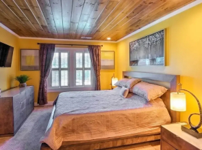 Lovely Cottage w/ Sauna & Fire Pit Near Asheville!