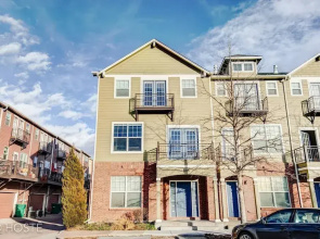 3BR Downtown Townhome /w Stunning Balcony Views!