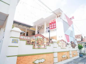 RedDoorz Syariah at Aura Homestay