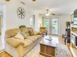 1 Mi to Lake Jackson: Home w/ Screened Patio!