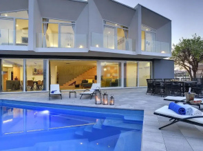 Villa in Liznjan With Pool Near the Beach
