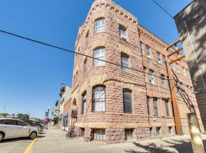 Downtown Yankton Suite: Walk to Restaurants!