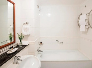 Hollow on the Square City Hotel