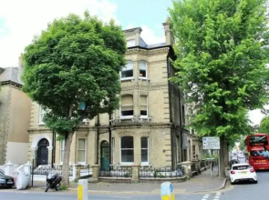 Stunning Flat Near the Beach & Trains