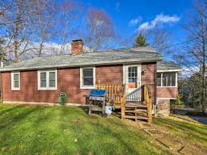 Updated Bristol Lakehouse w/ Kayaks & Beach Access