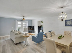 3 Mi to St Simons Beach: Gem w/ Pool Access & Deck