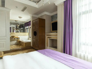 Hotel Room in Historic Mansion in Beylerbeyi