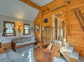 Leelanau Country Cottage ~ 4 Mi to Suttons Bay!