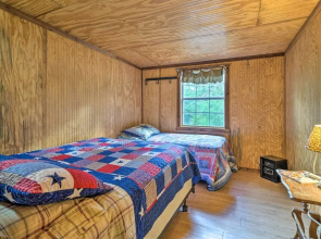 'cedar Falls Cabin 4': Nestled by Honey Creek