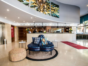 Отель Leonardo Hotel Barcelona Gran Via