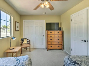 Golf Course Views, Hot Tub Access: Phoenix Home!