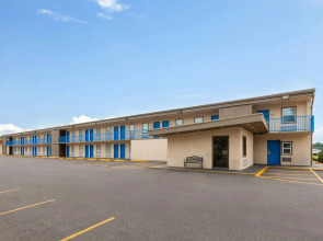 Super 8 by Wyndham Paducah I-24 Exit 4