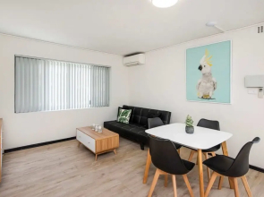 Comfortable Living Space Close to Foreshore & Cbd