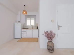 Golden Sunrise Suites - Santorini Pool Bliss Suite